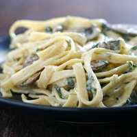 Fettuccine Alfredo with Spinach and Mushrooms: Main Image