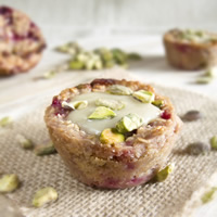 Baked Honey Oatmeal with Raspberries and Pistachios: Main Image