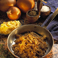 Wilted Spinach Salad with Caramelized Onions: Main Image